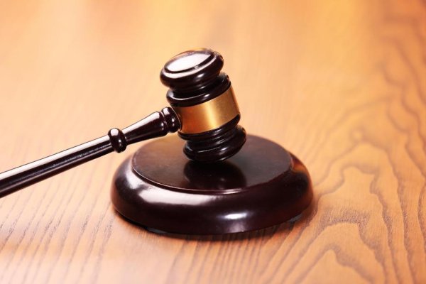 钱掌柜 女子考勤打卡前欲坐电梯去20楼上班，在负一楼摔倒骨折是否算工伤？最高法判了