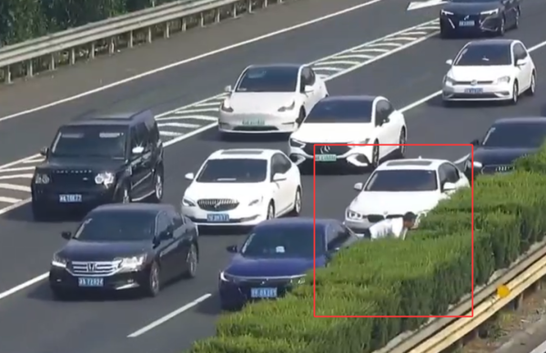 杠杆配资网 男子开车时金项链被孩子一把扯断，强行开车门扔掉！杭州高速夫妻突然停车，冲向护栏埋头翻找……高速交警焦急大喊